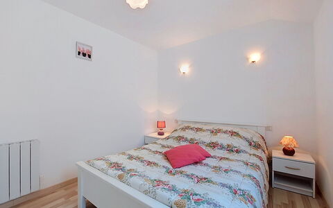 Le Sémaphore: Bett, Schlafzimmer, Interior Design, Möbel, Bettdecke, Decke, Holz, Bedding, Zimmer, Fussboden