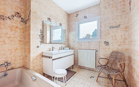 La Rotonde: Flooring, Armatur, Wand, Fussboden, Badezimmer, Interior Design, Installation, Zapfhahn, Fliese, Badewanne