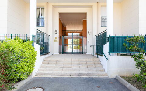 Cabourg 132: Pflanze, Gebäude, Tür, Wohngebiet, Grundeigentum, Treppe, Gras, Flooring, Fassade