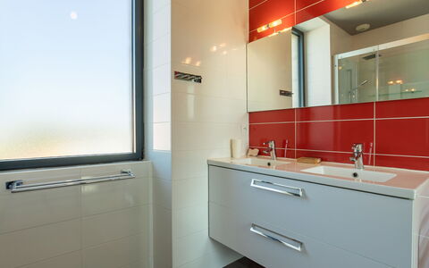 Ty Angèle: Flooring, Interior Design, Armatur, Badezimmerschrank, Fussboden, Badezimmer, Installation, Zapfhahn, Sinken, Bad Sink