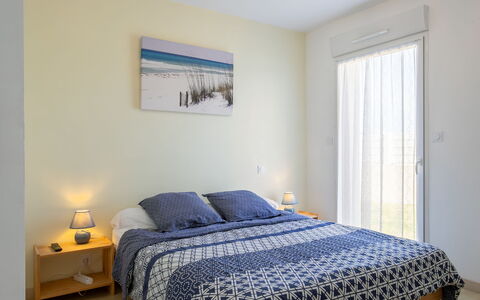 Tal Ar Mor: Möbel, Bett, Interior Design, Schlafzimmer, Fussboden, Flooring, Zimmer, Bettdecke, Bedding, Holz