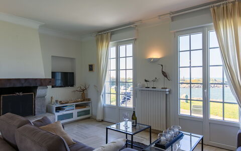 Cam Louis: Fenster, Gebäude, Bilderrahmen, Couch, Interior Design, Holz, Schatten, Fussboden, Tür