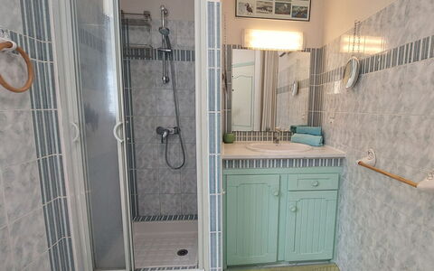 Nature et Mer: Armatur, Flooring, Bad Sink, Fussboden, Interior Design, Badezimmer, Installation, Sinken, Zapfhahn, Fliese