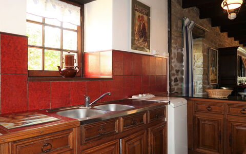 Loctudy 605: Cabinetry, Countertop, Möbel, Zimmer, Eigentum, Küche, Gebäude, Interior Design, Badezimmerschrank, Sinken