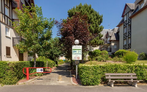 Cabourg 180: Pflanze, Himmel, Gebäude, Daytime, Fenster, Blatt, Strassenbelag, Urban Design, Außenbank, Gras