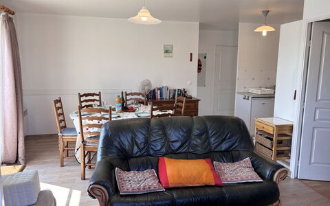 Le Manoir: Möbel, Interior Design, Flooring, Fussboden, Couch, Holz, Zimmer, Decke, Wohnzimmer, Beleuchtung