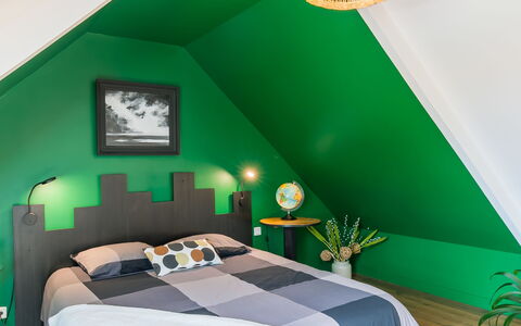 Tregunc 634: Eigentum, Möbel, Grün, Komfort, Blau, Interior Design, Lampe, Bettrahmen, Fussboden, Wand