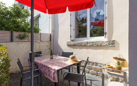 Ty Martelod: Tabelle, Möbel, Pflanze, Stuhl, Gebäude, Schatten, Gartenmöbel, Tisch Im Freien, Interior Design, Regenschirm