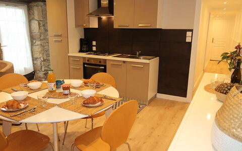 Plozévet 605: Möbel, Cabinetry, Eigentum, Countertop, Tabelle, Stuhl, Küche, Fenster, Holz, Beleuchtung