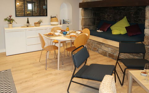 Plozévet 605: Tabelle, Möbel, Bilderrahmen, Eigentum, Couch, Stuhl, Holz, Interior Design, Beleuchtung, Flooring