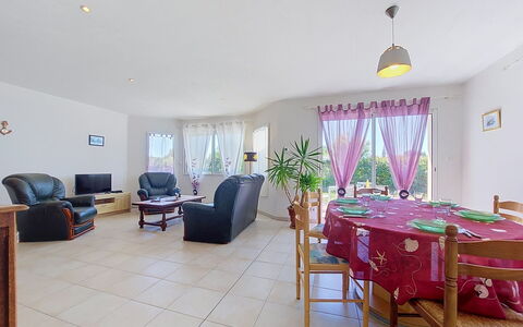 Ker Laouen: Flooring, Möbel, Fussboden, Stuhl, Couch, Wohnzimmer, Zimmerpflanze, Küche & Esszimmer Tisch