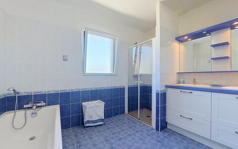 Ker Laouen: Flooring, Fussboden, Armatur, Interior Design, Badezimmer, Decke, Fliese, Installation, Zapfhahn, Badezimmerschrank