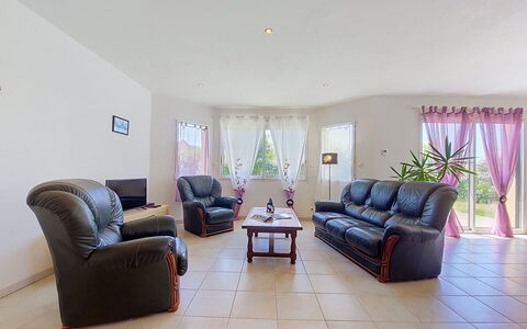 Ker Laouen: Möbel, Flooring, Interior Design, Couch, Fussboden, Decke, Wohnzimmer, Zimmer, Tabelle