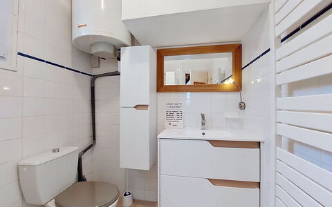 La Belle Vue: Flooring, Armatur, Interior Design, Holz, Fussboden, Bad Sink, Badezimmer, Badezimmerschrank, Toilette, Sinken