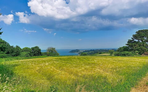 La Belle Vue: Blau, Himmel, Grün, Wolke, Gras, Natürliche Landschaft, Wiese, Vegetation, Horizont, Ökoregion