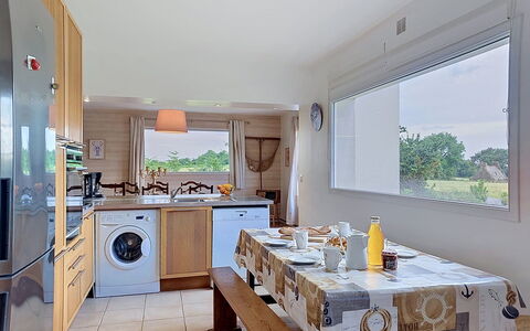 La Belle Vue: Flooring, Möbel, Fussboden, Küche, Zuhause, Interior Design, Countertop, Stuhl, Küche & Esszimmer Tisch, Wohnung