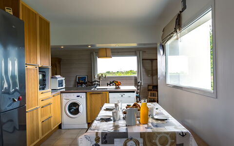 La Belle Vue: Eigentum, Cabinetry, Countertop, Küchengerät, Fenster, Haushaltsgerät, Herd, Küche, Tabelle, Interior Design