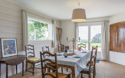 La Belle Vue: Tabelle, Eigentum, Möbel, Fenster, Stuhl, Azurblau, Holz, Interior Design, Fussboden, Grundeigentum