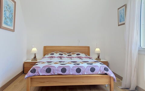Reve de Mer: Bett, Möbel, Schlafzimmer, Bedding, Fussboden, Interior Design, Flooring, Bettdecke, Holz, Linens