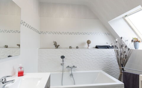 Reve de Mer: Zapfhahn, Armatur, Eigentum, Badewanne, Sinken, Badezimmer, Interior Design, Die Architektur, Fussboden