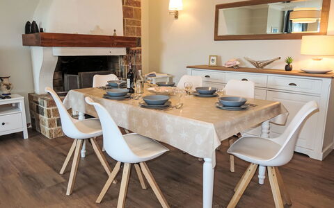 Reve de Mer: Möbel, Interior Design, Stuhl, Flooring, Tabelle, Holz, Küche & Esszimmer Tisch, Fussboden, Esszimmer, Zimmer
