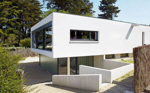 Villa de la Baie: Pflanze, Himmel, Pflanzengemeinschaft, Baum, Fenster, Schatten, Grundstueck, Gebäude, Steigung, Haus