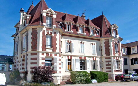 Cabourg 225: Himmel, Gebäude, Pflanze, Fenster, Fahrzeug, Haus, Rad, Urban Design, Wohngebiet, Tür