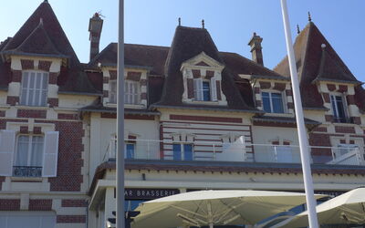 Cabourg 225: Himmel, Fenster, Eigentum, Gebäude, Dach, Fassade, Stadt, Haus, Mischnutzung, Schatten