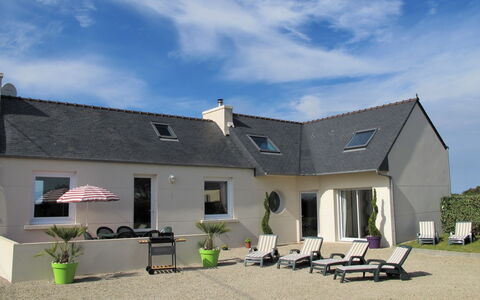 Brise Marine: Himmel, Pflanze, Wolke, Gebäude, Tabelle, Fenster, Haus, Schatten, Grundstueck, Hütte