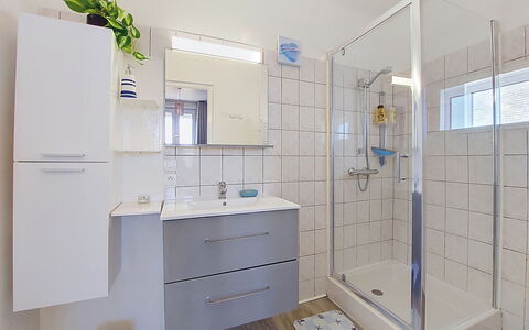 Ti an Aod: Badezimmer, Armatur, Flooring, Interior Design, Fussboden, Bad Sink, Badezimmerschrank, Sinken, Installation, Zapfhahn