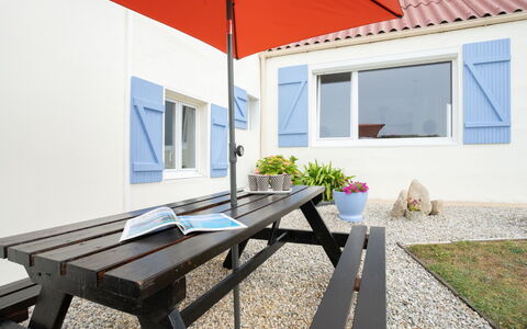 Ti an Aod: Pflanze, Tabelle, Gebäude, Fenster, Schatten, Gartenmöbel, Rechteck, Interior Design, Haus, Holz