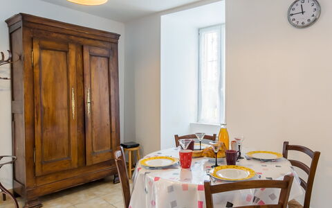 Le Manoir: Eigentum, Möbel, Cabinetry, Tabelle, Tür, Holz, Interior Design, Haus, Uhr