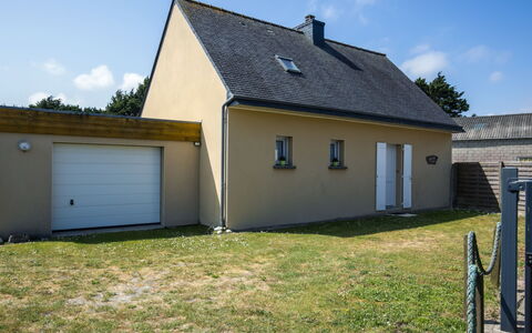 Rève de Plage: Himmel, Gebäude, Wolke, Eigentum, Fenster, Pflanze, Haus, Grundstueck, Tür, Baum