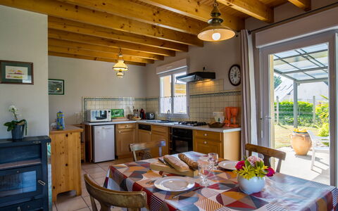 Rève de Plage: Tabelle, Möbel, Eigentum, Cabinetry, Stuhl, Fenster, Countertop, Holz, Pflanze, Interior Design