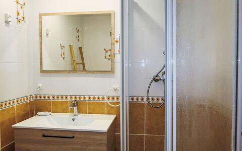 Ty Kerveal: Zapfhahn, Armatur, Spiegel, Sinken, Gebäude, Bad Sink, Badezimmer, Holz, Flooring