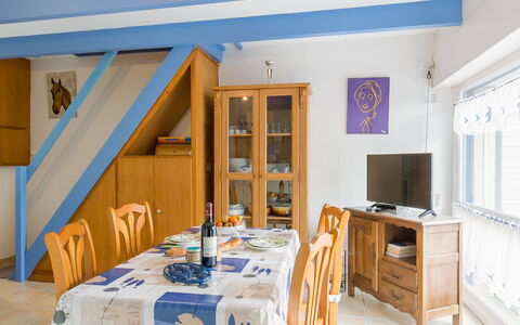 Ty Kerveal: Tabelle, Möbel, Eigentum, Cabinetry, Holz, Stuhl, Interior Design, Orange, Gebäude, Fussboden