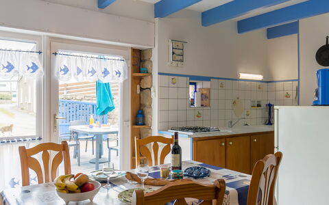 Ty Kerveal: Tabelle, Geschirr, Möbel, Blau, Stuhl, Beleuchtung, Interior Design, Gebäude, Dekoration, Holz
