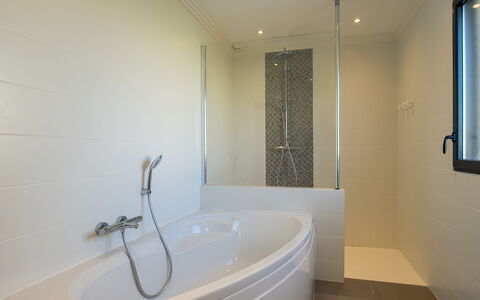 Ty Pleine: Armatur, Badezimmer, Badewanne, Flooring, Interior Design, Fussboden, Zapfhahn, Installation, Decke, Verbundwerkstoff