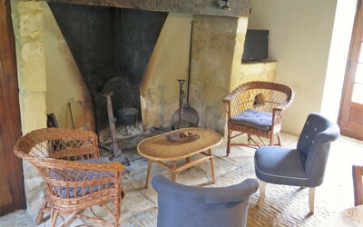 Le Petit Gîte 601.1: Möbel, Eigentum, Stuhl, Tabelle, Gebäude, Holz, Gartenmöbel, Haus, Flooring, Wohnzimmer