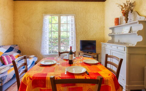 La Côte D'Argent: Tabelle, Möbel, Eigentum, Gebäude, Fenster, Stuhl, Holz, Interior Design, Orange