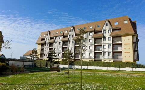 La Bizontine: Himmel, Pflanze, Gebäude, Eigentum, Fenster, Wolke, Grundstueck, Urban Design, Tower Block, Gras