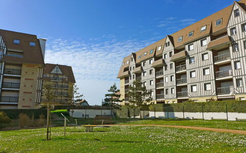 La Bizontine: Himmel, Gebäude, Pflanze, Fenster, Daytime, Eigentum, Wolke, Licht, Natur, Grundstueck
