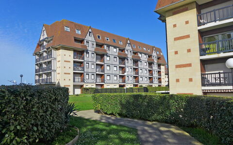 La Bizontine: Pflanze, Himmel, Eigentum, Fenster, Gebäude, Grundstueck, Urban Design, Nachbarschaft, Gras