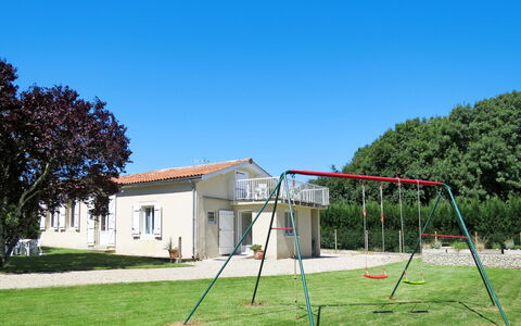 L'Estuaire: Himmel, Pflanze, Gebäude, Fenster, Schatten, Baum, Grundstueck, Gras, Freizeit, Haus