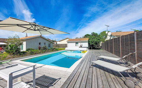 Mon Poussin: Schwimmbad, Resort, Verbundwerkstoff, Eco Hotel, Schatten, Gartenmöbel, Deck, Estate, Villa, Hotel