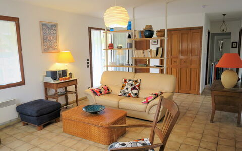 Caberal: Möbel, Bilderrahmen, Tabelle, Couch, Gebäude, Interior Design, Holz, Fernsehen, Komfort, Lampe