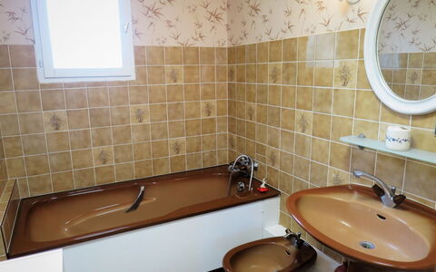 Caberal: Braun, Zapfhahn, Spiegel, Armatur, Sinken, Eigentum, Bad Sink, Fenster, Gebäude, Badezimmer