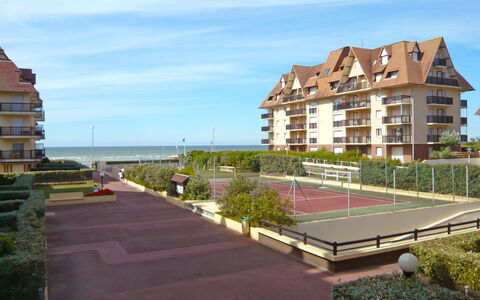 Cabourg 350: Himmel, Pflanze, Wolke, Gebäude, Eigentum, Fenster, Urban Design, Haus, Eigentumswohnung, Strassenbelag