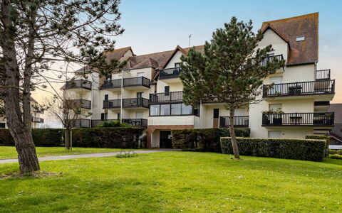 Cabourg 450: Wasser, Himmel, Gebäude, Pflanze, Wolke, Eigentum, Azurblau, Schwimmbad, Baum, Die Architektur