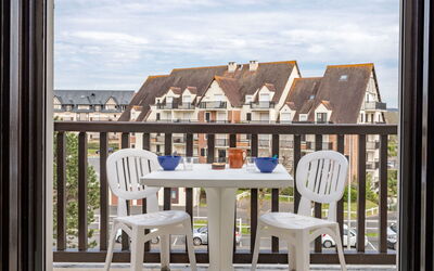 Cabourg Plage 450.20: Wasser, Himmel, Gebäude, Pflanze, Wolke, Eigentum, Azurblau, Schwimmbad, Baum, Die Architektur